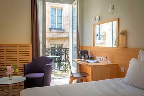 Deluxe Queen Room with Balcony