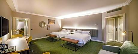 2 Queen Bed Family Smurf Room