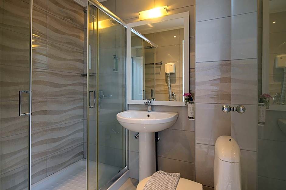 Foto 1 daripada 6 — 1 Double Bed or 2 Beds, Sea View, Ground Floor