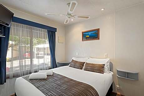 Deluxe Spa Cabin
