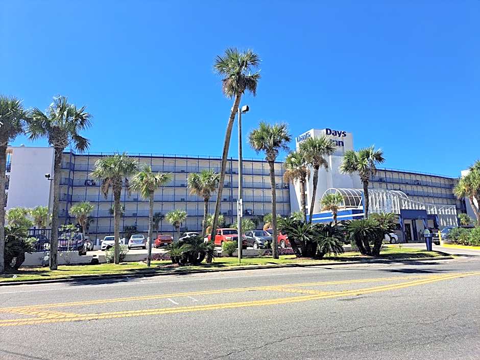 Days Inn by Wyndham Panama City Beach/Ocean Front