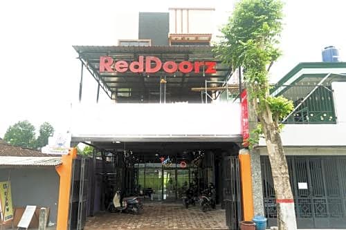RedDoorz Syariah near Alun Alun Blitar