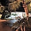 Colony Club Inn & Suites