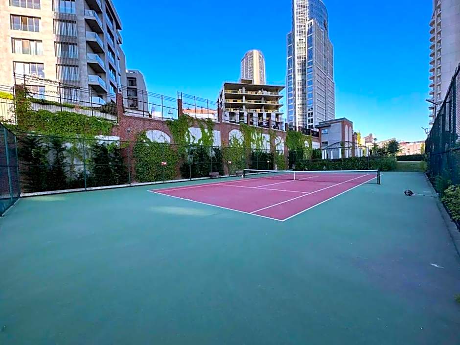 Stunning skyview luxury apt floor in high floor