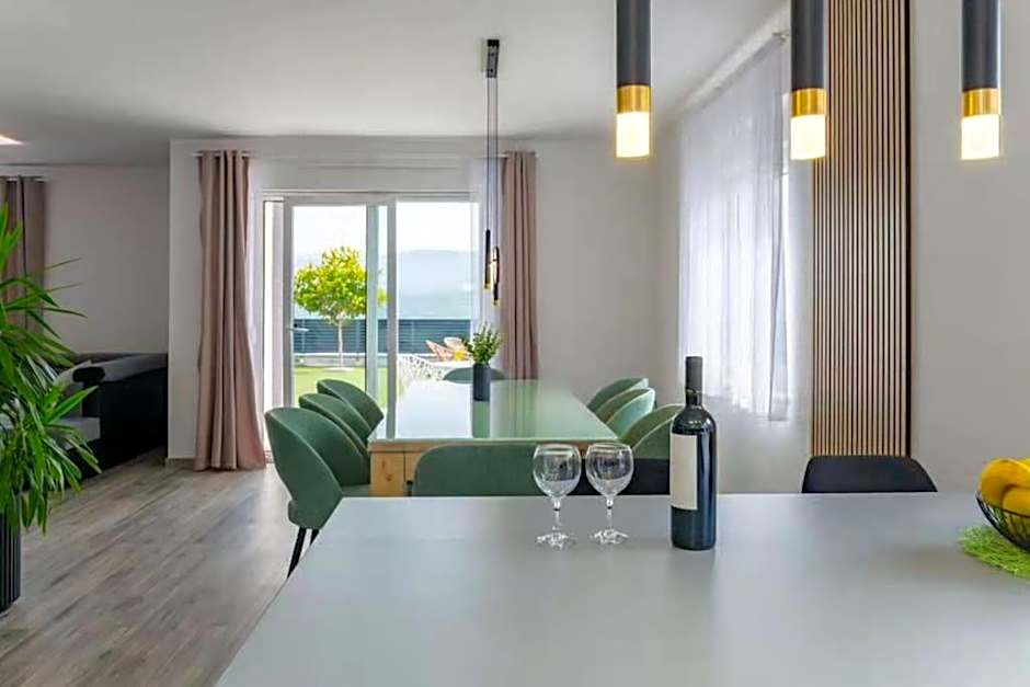 Holiday home "Villa Blue Lake" - Private Heated pool, Hotube