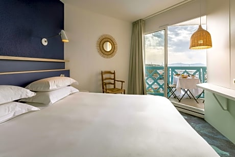 1 Queen Bed, Non-Smoking, Deluxe Room, Sea View, Twin On Request