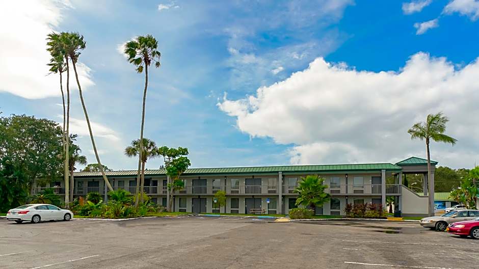 Heated Pool, Huge TV, Waterfront Tiki Bar & Grill, Close to Beaches