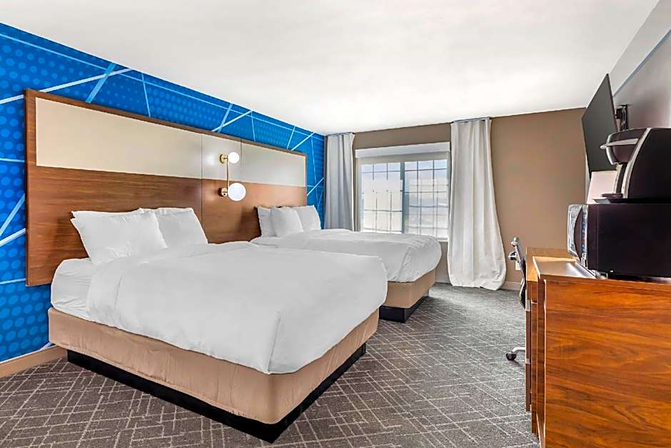 Photo 1 of 4 of 2 Queen Beds, Nonsmoking