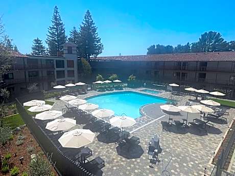 2 ROOM SUITE-1 KING BED-POOL/GARDENVIEW