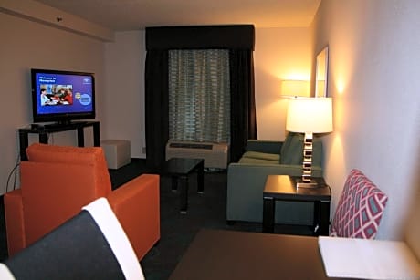 1 KING BED WITH WHIRLPOOL NONSMOKING, HDTV/FREE WI-FI/REFRIGERATOR/MICROWAVE/SOFABD, WORK AREA/HOT BREAKFAST INCLUDED