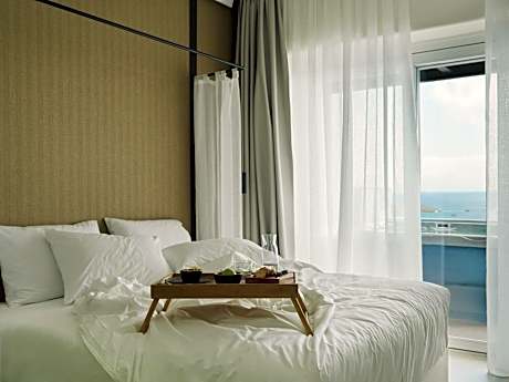 Junior Suite Outdoor Jetted Tub Sea View