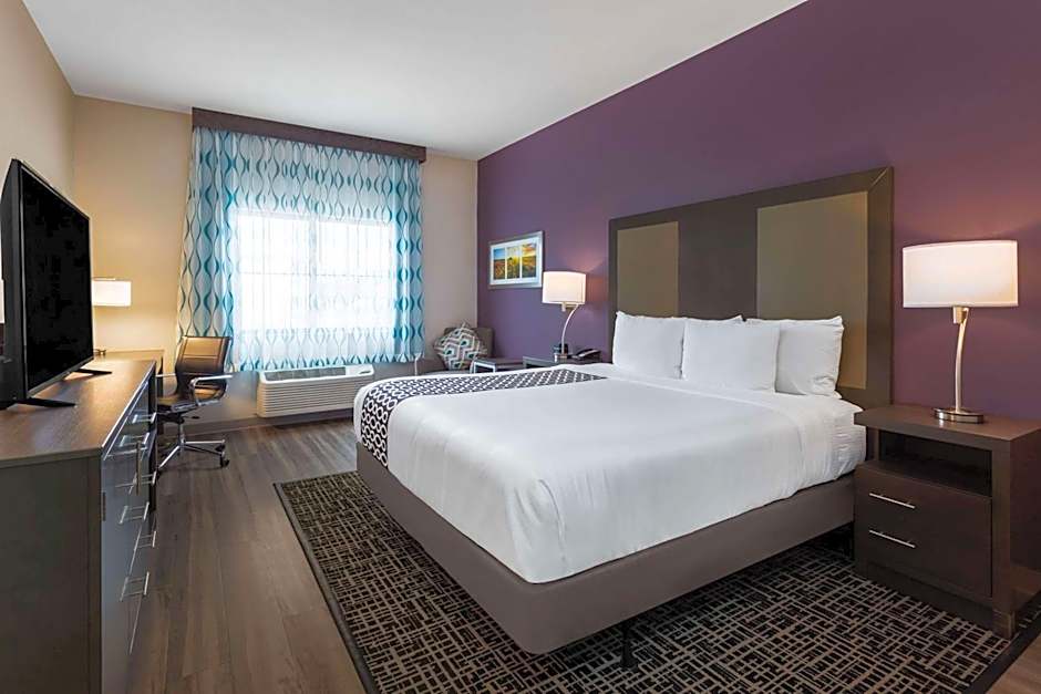 La Quinta Inn & Suites by Wyndham Wichita Airport