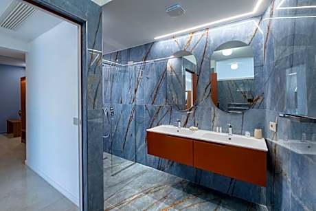 Queen Suite with Spa Bath