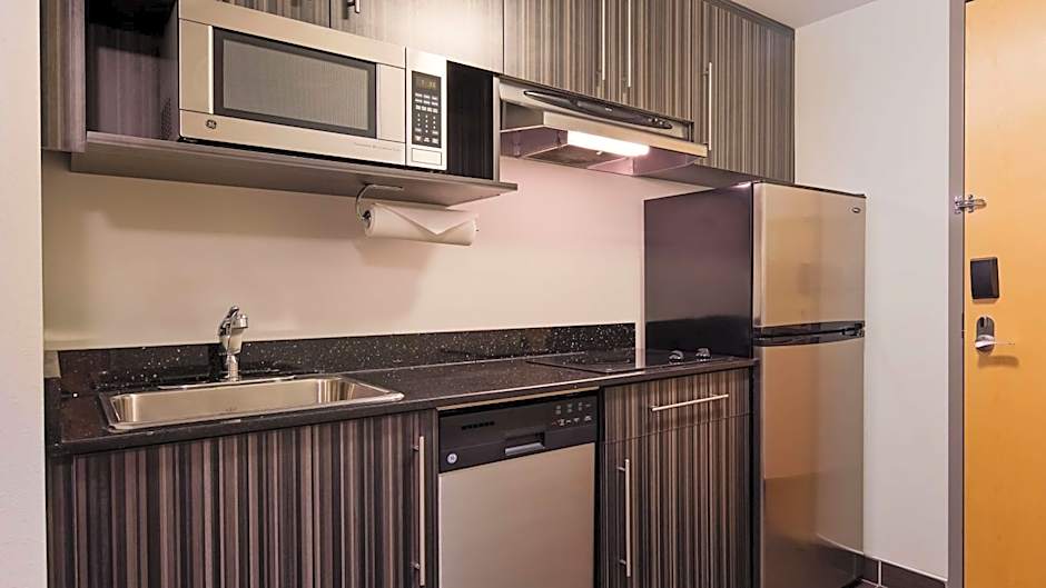 Best Western Plus Airport Inn & Suites