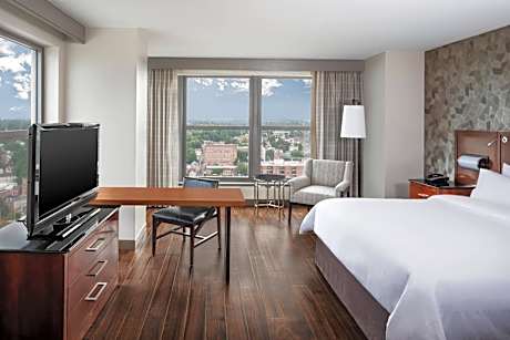 Deluxe West Corner King, Larger Guest room, 1 King