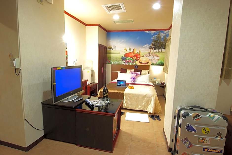 Golden Swallow Hotel