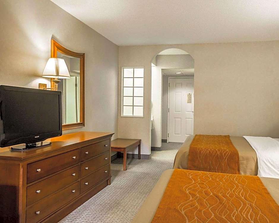 Rodeway Inn & Suites Cherokee On the River