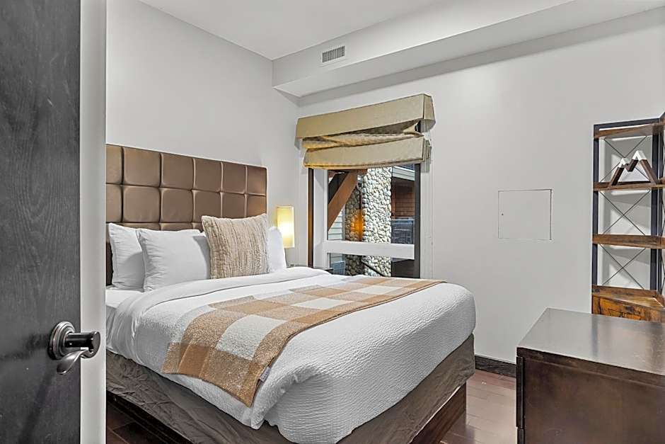 Outstanding Mountain Condo WATERSLIDE and HOT TUB managed by Little Sister Getaways