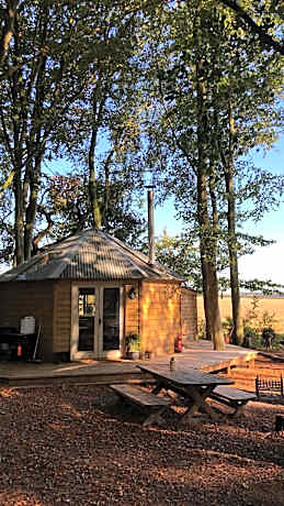 Woodpecker Cabin with Hot tub