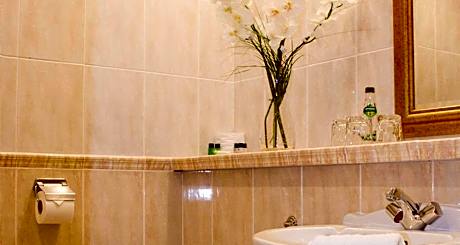 1 King 1 Single Nsmk Classic Family Room Flatscreen Tv Wi-Fi Coffee And Tea Maker Full Breakfast