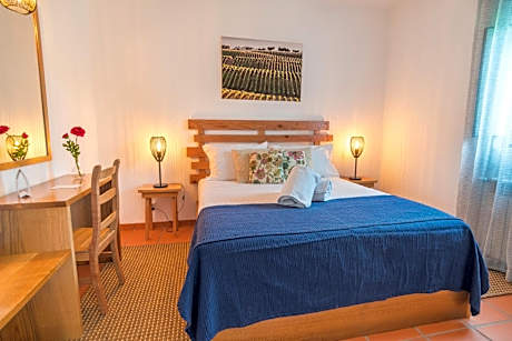 Apartment with Pool View