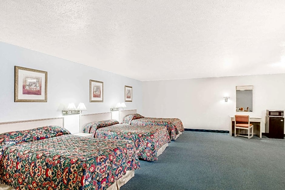 Travelodge by Wyndham Parkersburg