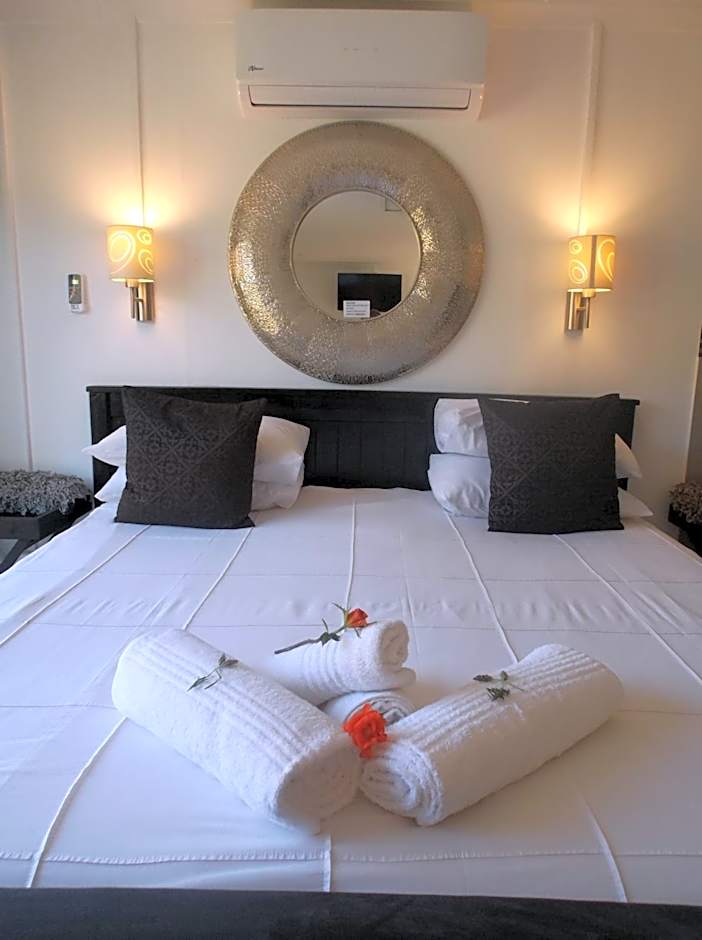 Old Mill Lodge, Seasonal Working Ostrich Farm & Restaurant, Oudtshoorn