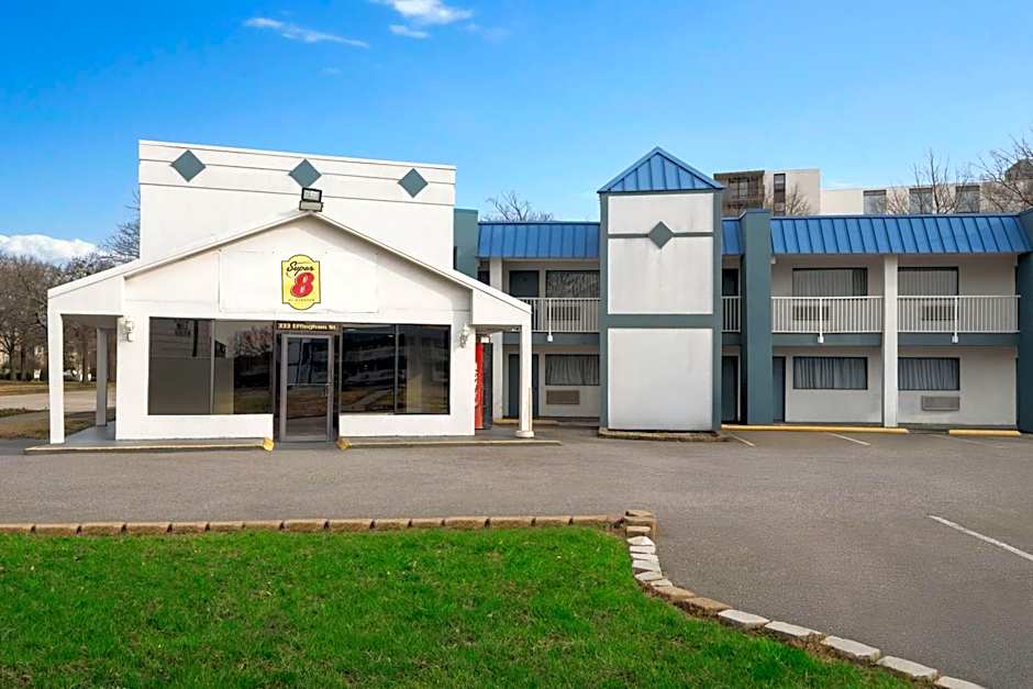 Super 8 by Wyndham Portsmouth - Norfolk