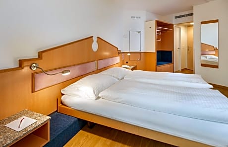 Classic Double Room with Shared Kitchen and Living room