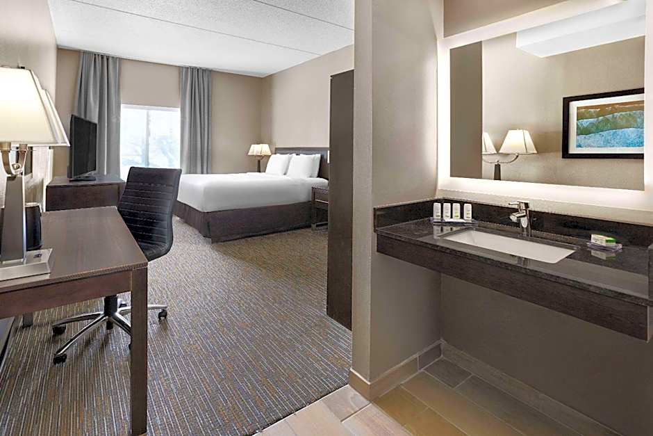 La Quinta Inn & Suites by Wyndham Mooresville