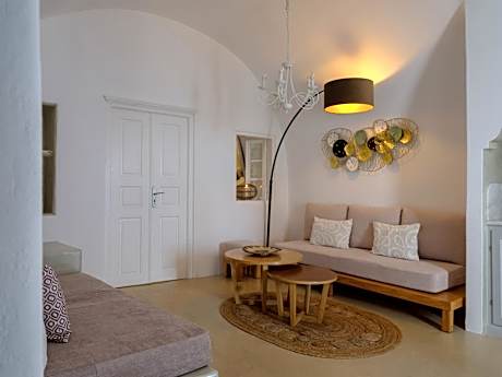 Family Cave House with Caldera View (2-4 Adults)