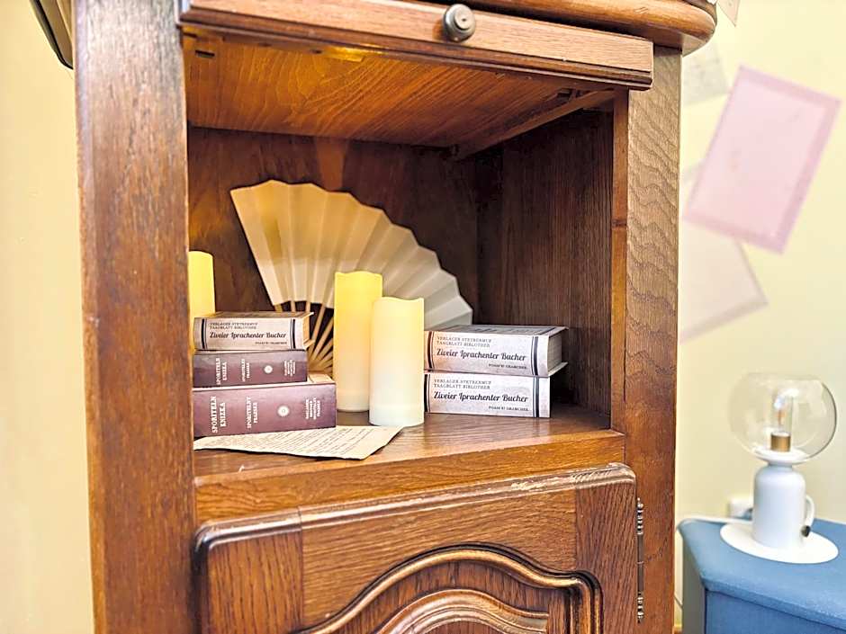 Poet's Theme Room, Free Parking