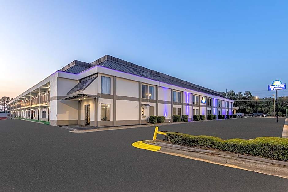 Days Inn & Suites by Wyndham Fayetteville NW Ft Bragg