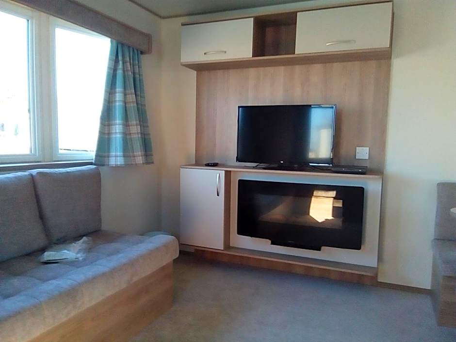 Premium Accomodation with Hot Tub, Tattershall Lakes Country Park