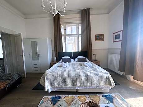 Deluxe Family Room
