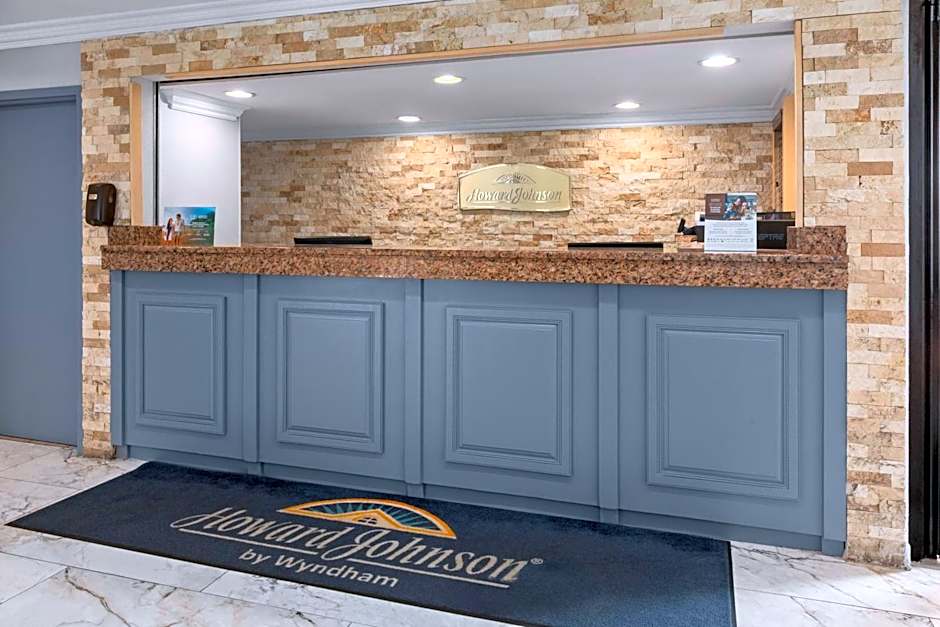 Howard Johnson by Wyndham Romulus Detroit Metro Airport