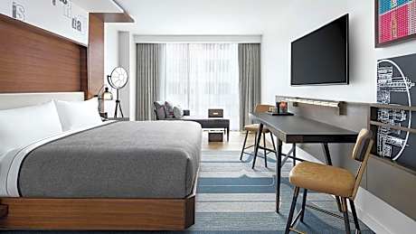 1 King Bed Corner City View