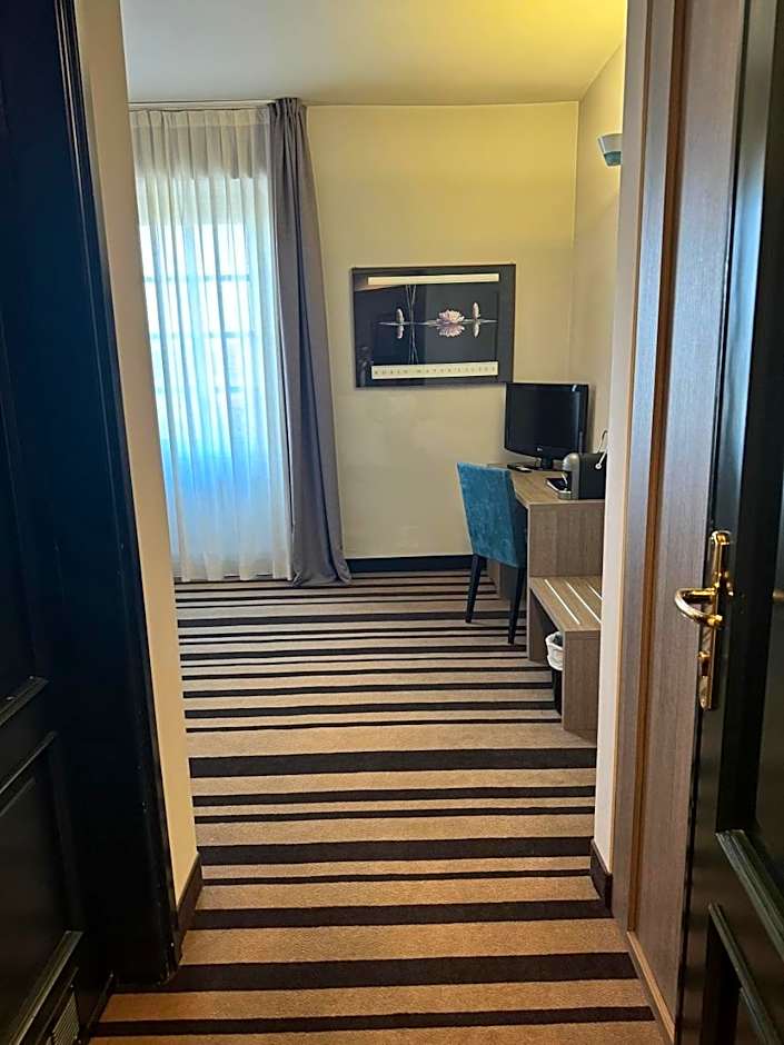 Jet Hotel