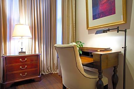 Deluxe King Suite