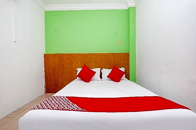 OYO 850 Gold Star Hotel