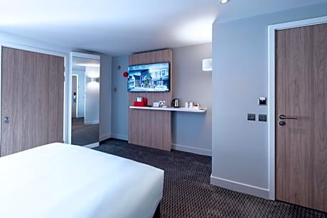 Standard Accessible Queen Room with Free Hot Breakfast