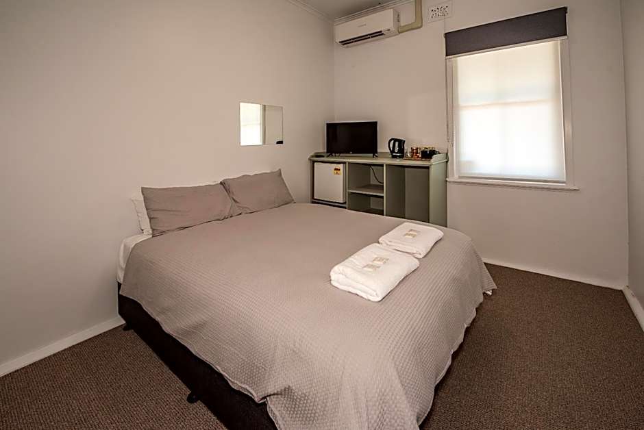 Photo 1 of 4 of 1 Queen Bed