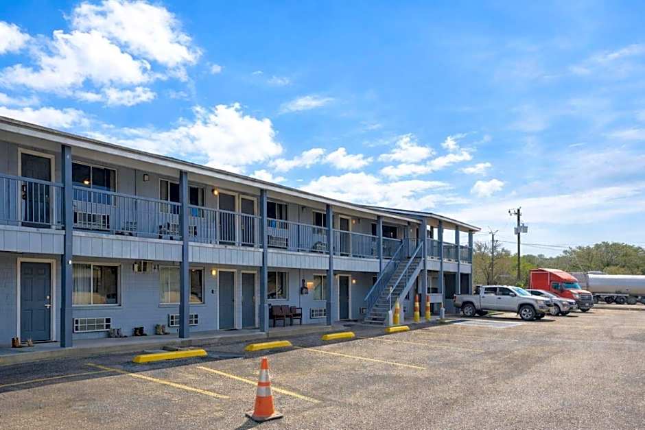 Regency Inn Three Rivers I-37