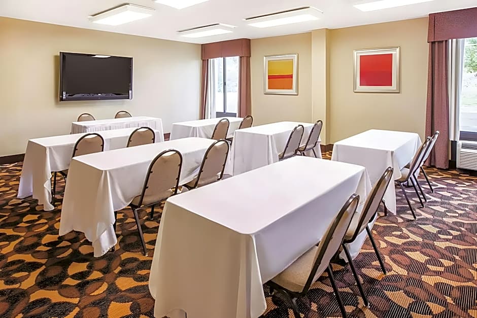 Ashbourne Hotel Canton/Hall of Fame I-77