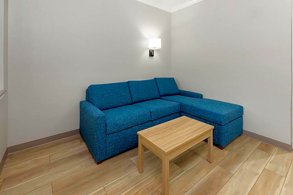 Days Inn & Suites by Wyndham Sam Houston Tollway