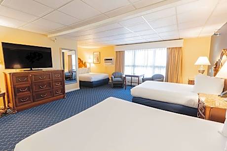 Family Suite with Three Queen Beds - Pet Friendly/Non-Smoking