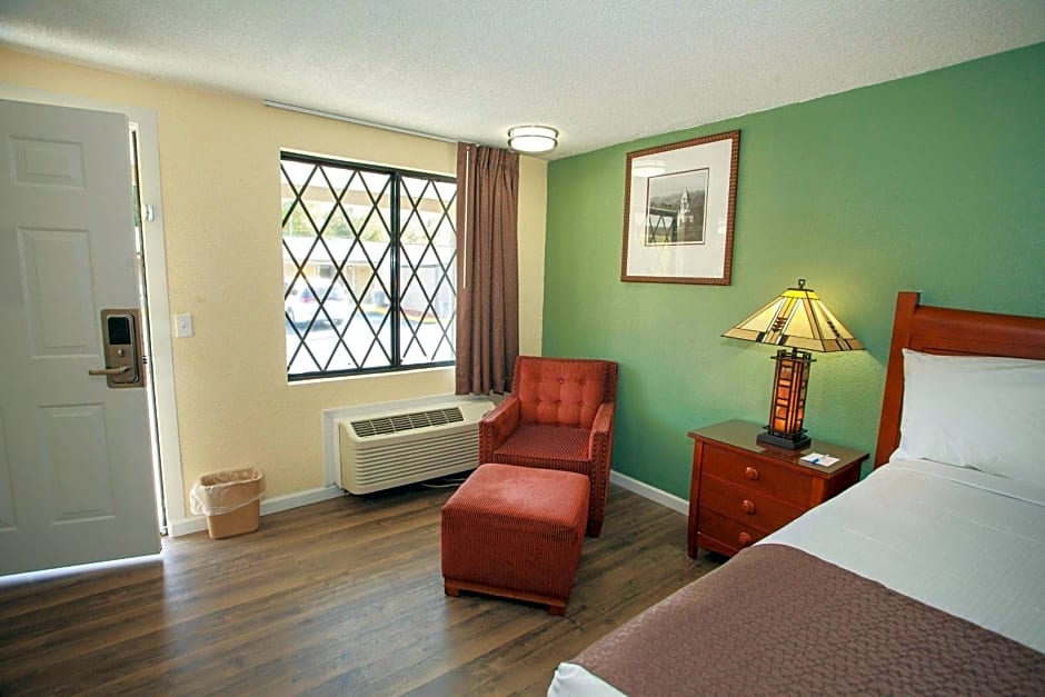 Travelodge by Wyndham Macon West
