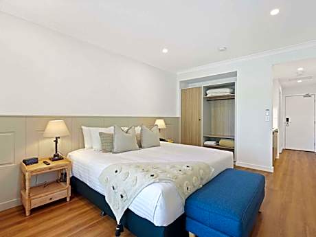 Deluxe Suite with One King Bed and One Single Bed