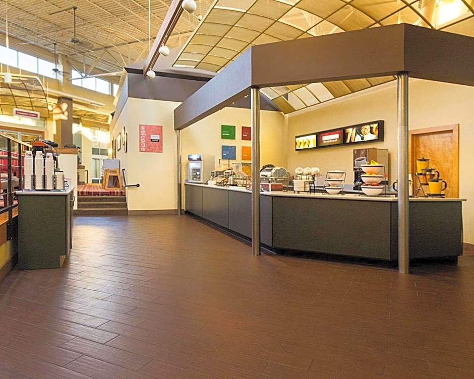 Comfort Inn & Suites Airport Syracuse