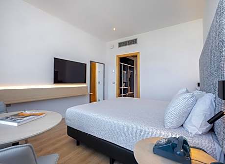 The Studio King Bed